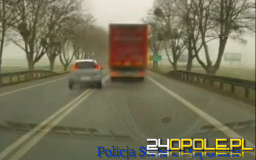We mgle i w deszczu wyprzedzał ciężarówkę na skrzyżowaniu (WIDEO)
