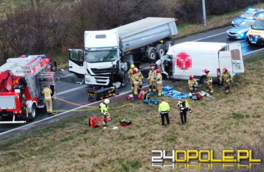 Zderzenie ciężarówki z dostawczakiem. Obwodnica zablokowana (AKTUALIZACJA)