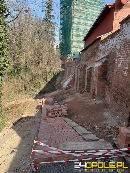 Renowacja zabytkowych murów obronnych w Głogówku. Efekty powoli widoczne