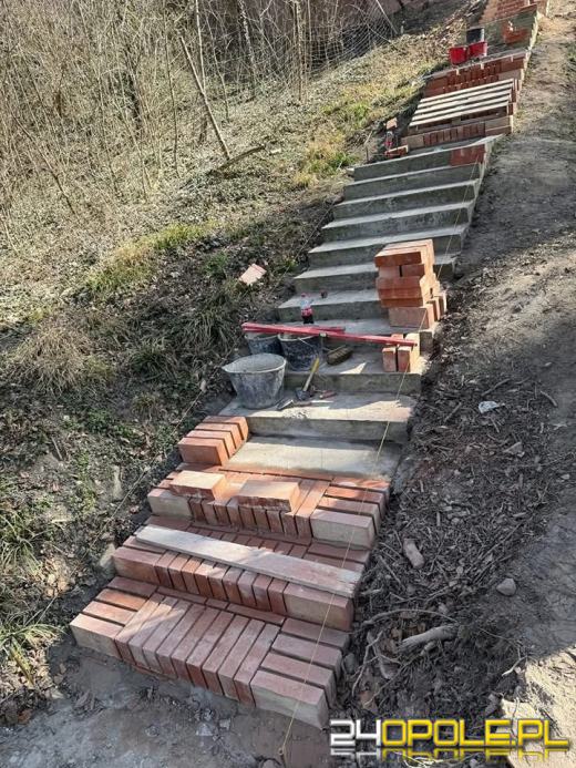 Renowacja zabytkowych murów obronnych w Głogówku. Efekty powoli widoczne