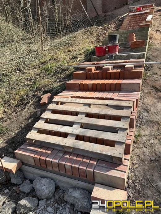 Renowacja zabytkowych murów obronnych w Głogówku. Efekty powoli widoczne