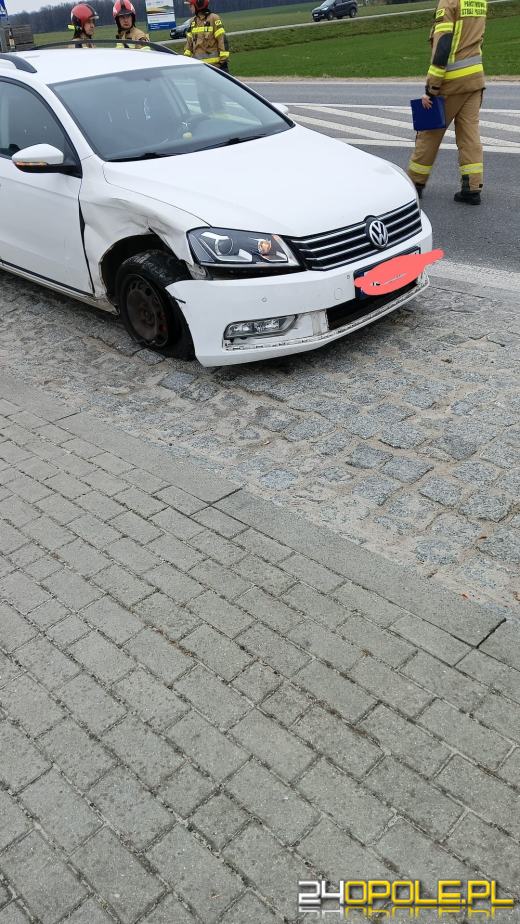 Zderzenie dwóch samochodów osobowych na DW 426 - jedna osoba poszkodowana