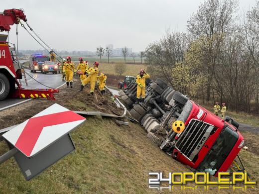 Ciężarówka z drobiem spadła ze skarpy na obwodnicy Kluczborka. Droga zablokowana