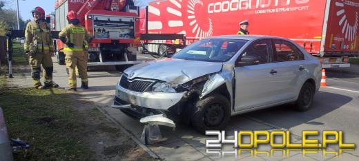 Auto uderzyło w latarnię na ul. Częstochowskiej. Jedna osoba trafiła do szpitala