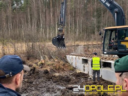 Przełom na Litwie: Wydobyto pojazd zaginionych żołnierzy USA z bagna