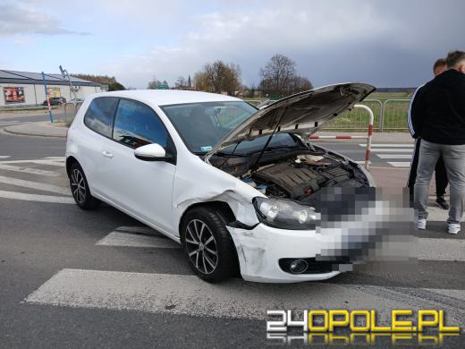 Zderzenie dwóch aut w Jełowej. Dwie osoby trafiły do szpitala