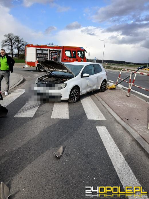 Zderzenie dwóch aut w Jełowej. Dwie osoby trafiły do szpitala