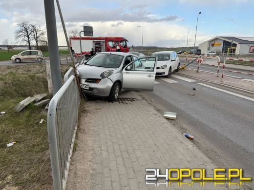Zderzenie dwóch aut w Jełowej. Dwie osoby trafiły do szpitala