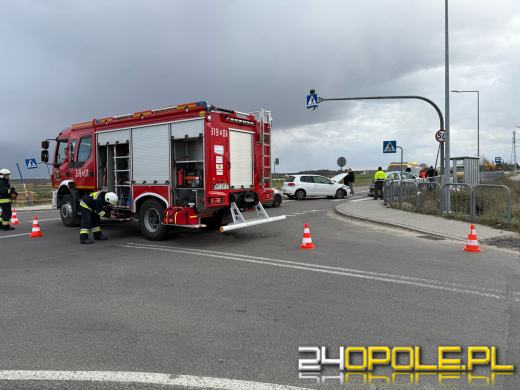 Zderzenie dwóch aut w Jełowej. Dwie osoby trafiły do szpitala