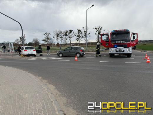 Zderzenie dwóch aut w Jełowej. Dwie osoby trafiły do szpitala