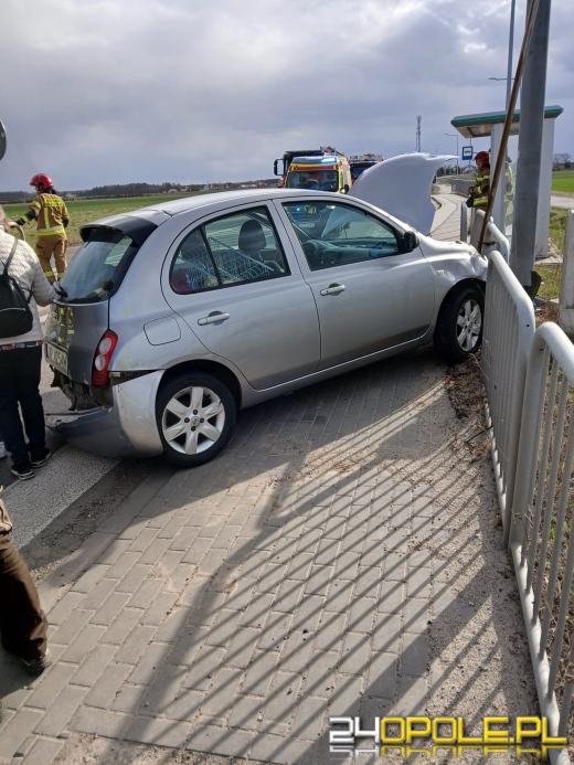 Zderzenie dwóch aut w Jełowej. Dwie osoby trafiły do szpitala