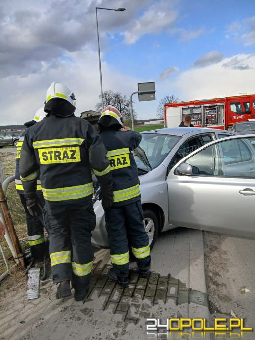 Zderzenie dwóch aut w Jełowej. Dwie osoby trafiły do szpitala
