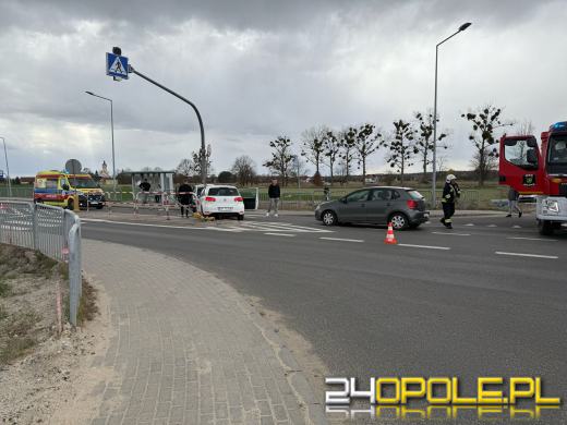 Zderzenie dwóch aut w Jełowej. Dwie osoby trafiły do szpitala