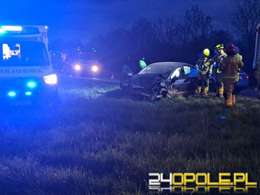 Zderzenie dwóch samochodów na obwodnicy Opola. Ruch odbywa się wahadłowo 