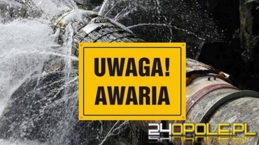 Uszkodzenie sieci wodociągowej na Chabrów. Trwają prace naprawcze