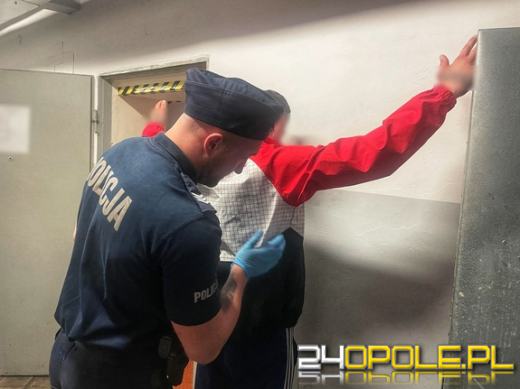 Zamaskowany napastnik groził nożem ekspedientce i ukradł blisko 1 500 złotych