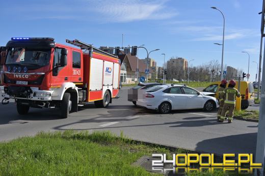 Zderzenie trzech samochodów na skrzyżowaniu ulic Sosnkowskiego i Horoszkiewicza