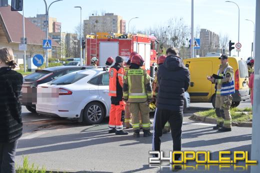 Zderzenie trzech samochodów na skrzyżowaniu ulic Sosnkowskiego i Horoszkiewicza