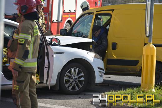 Zderzenie trzech samochodów na skrzyżowaniu ulic Sosnkowskiego i Horoszkiewicza