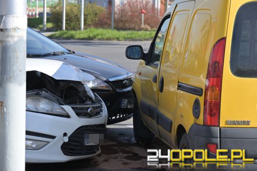 Zderzenie trzech samochodów na skrzyżowaniu ulic Sosnkowskiego i Horoszkiewicza