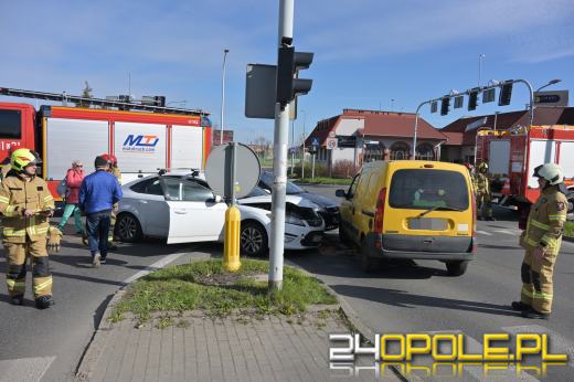 Zderzenie trzech samochodów na skrzyżowaniu ulic Sosnkowskiego i Horoszkiewicza