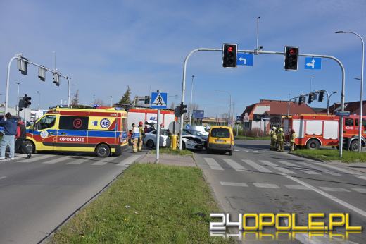 Zderzenie trzech samochodów na skrzyżowaniu ulic Sosnkowskiego i Horoszkiewicza