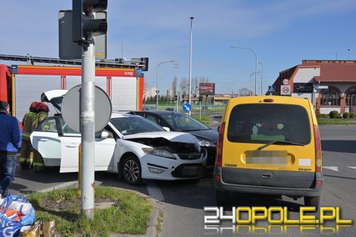 Zderzenie trzech samochodów na skrzyżowaniu ulic Sosnkowskiego i Horoszkiewicza