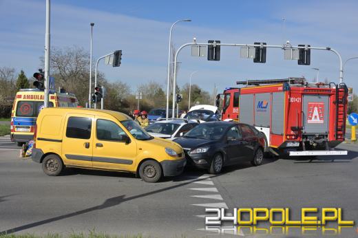 Zderzenie trzech samochodów na skrzyżowaniu ulic Sosnkowskiego i Horoszkiewicza
