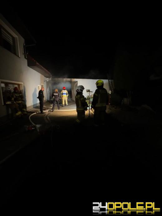 Malerzowice Wielkie: Wiata garażowa z dwoma autami spłonęły doszczętnie
