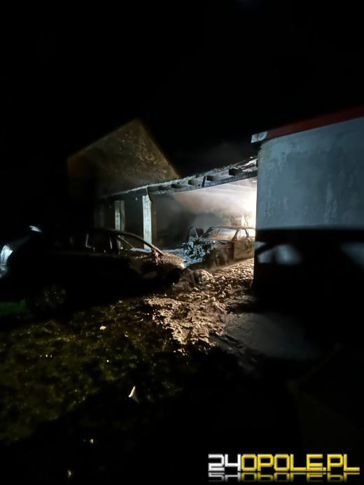 Malerzowice Wielkie: Wiata garażowa z dwoma autami spłonęły doszczętnie