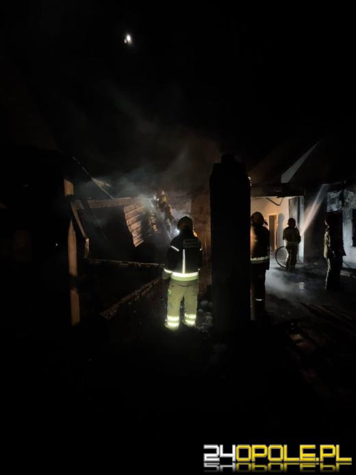 Malerzowice Wielkie: Wiata garażowa z dwoma autami spłonęły doszczętnie