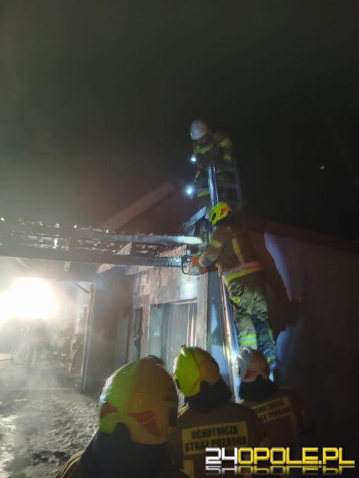 Malerzowice Wielkie: Wiata garażowa z dwoma autami spłonęły doszczętnie