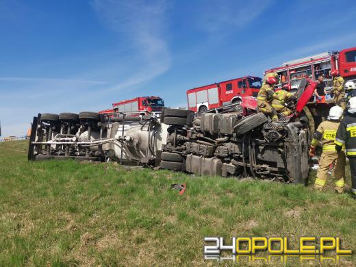 Cysterna dachowała na A4. Kierowca utknął w kabinie. Ruch w kierunku Katowic utrudniony