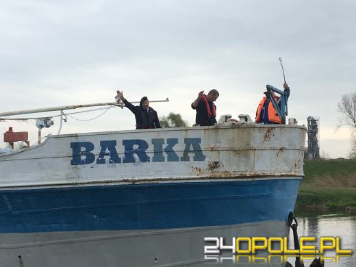 Opolska "Barka" opuściła Kanał Ulgi. Jeszcze dziś zacumuje w stoczni (WIDEO)