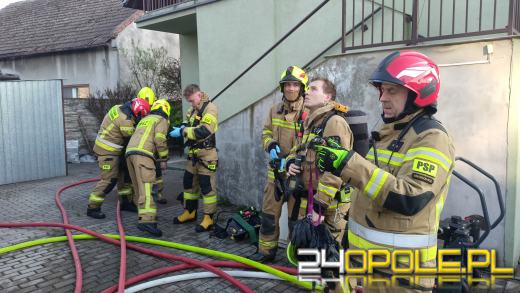 Pożar domu w powiecie krapkowickim. Ogień rozprzestrzeniał się błyskawicznie