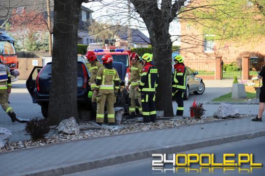 Groźny incydent w Komprachcicach - 23-latka wjechała autem w ławkę