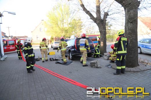 Groźny incydent w Komprachcicach - 23-latka wjechała autem w ławkę