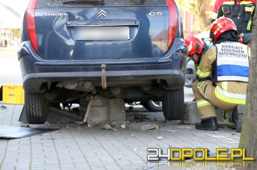 Groźny incydent w Komprachcicach - 23-latka wjechała autem w ławkę