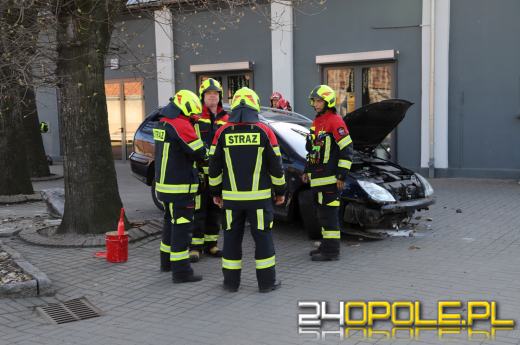Groźny incydent w Komprachcicach - 23-latka wjechała autem w ławkę