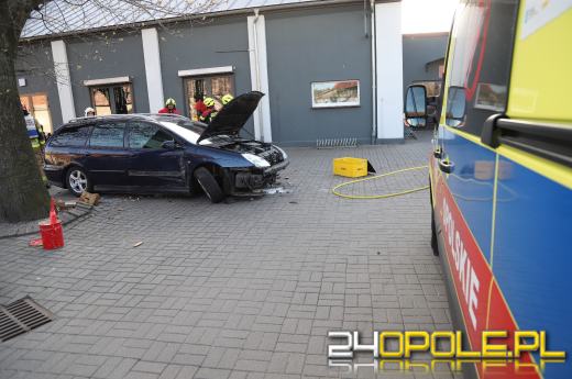 Groźny incydent w Komprachcicach - 23-latka wjechała autem w ławkę