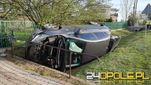 Zderzenie dwóch samochodów w Skałągach. Jedna osoba trafiła do szpitala