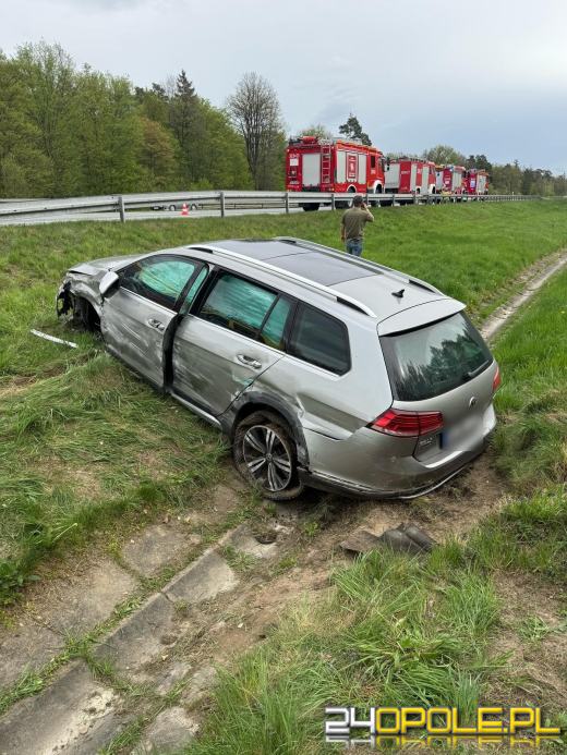 Auto wpadło do rowu na A4 pod Opolem. Interweniował śmigłowiec LPR