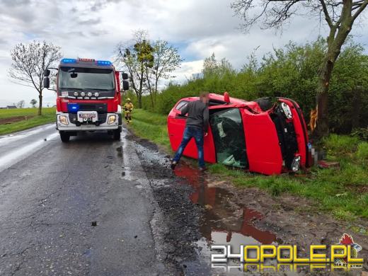Samochód uderzył w drzewo na DW 487. Jedna osoba trafiła do szpitala