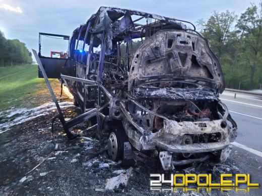 Autobus przewożący młodzież doszczętnie spłonął na A4