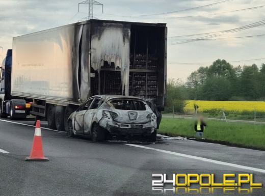 A4: Samochód osobowy uderzył w ciężarówkę i stanął w ogniu