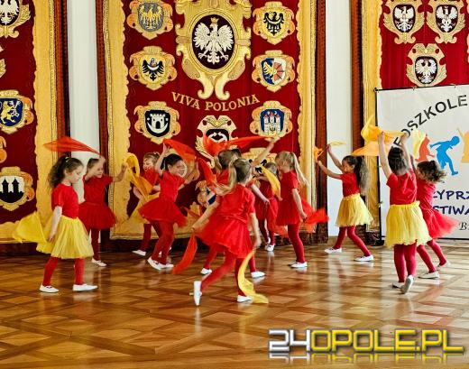 "Roztańczone cztery żywioły" w Brzegu - przedszkolaki podbiły Ratusz tańcem i energią natury