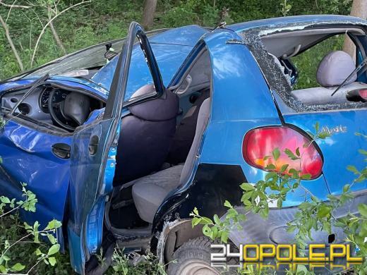 17-latek bez prawa jazdy wjechał w drzewo. 15-letni pasażer trafił do szpitala śmigłowcem LPR
