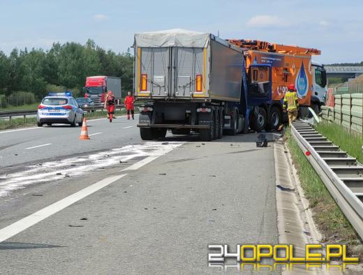 Zderzenie dwóch samochodów ciężarowych. Utrudnienia w ruchu na A4