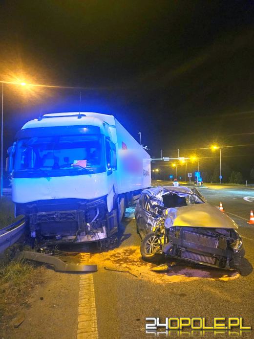 Zderzenie ciężarówki z osobówką na obwodnicy Opola. Jedna osoba poszkodowana