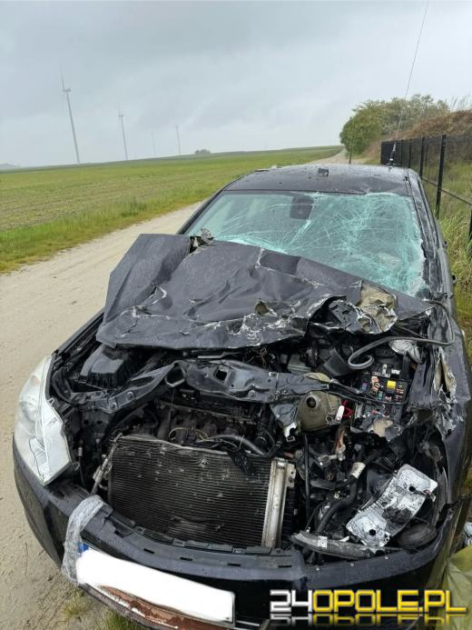 Zderzenie dwóch pojazdów na DW 451. Utrudnienia w ruchu